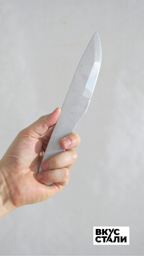 Метательный нож № 1 в руке за рукоятку