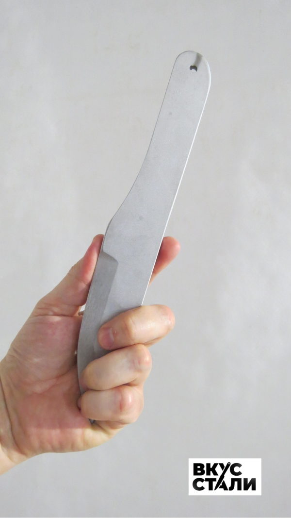 Метательный нож № 1 в руке за лезвие