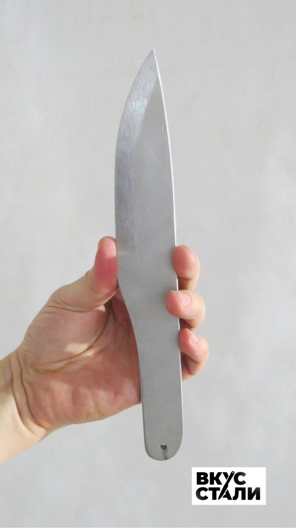 Метательный нож № 1 в руке