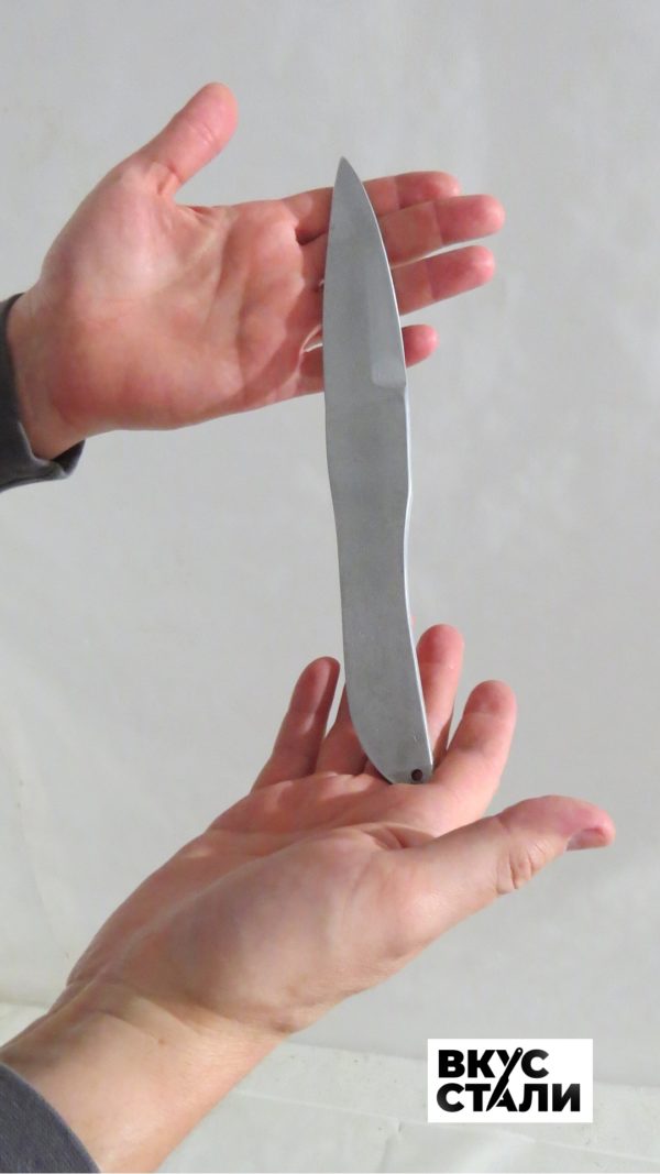 Метательный нож СМН-3 в руках