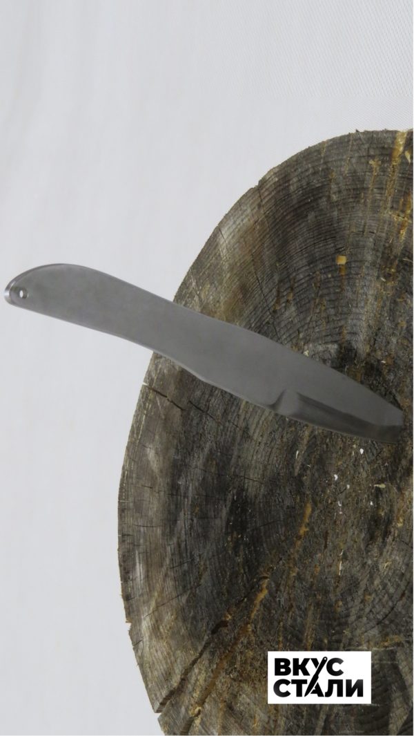 Нож СМН-3 в мишени вид справа