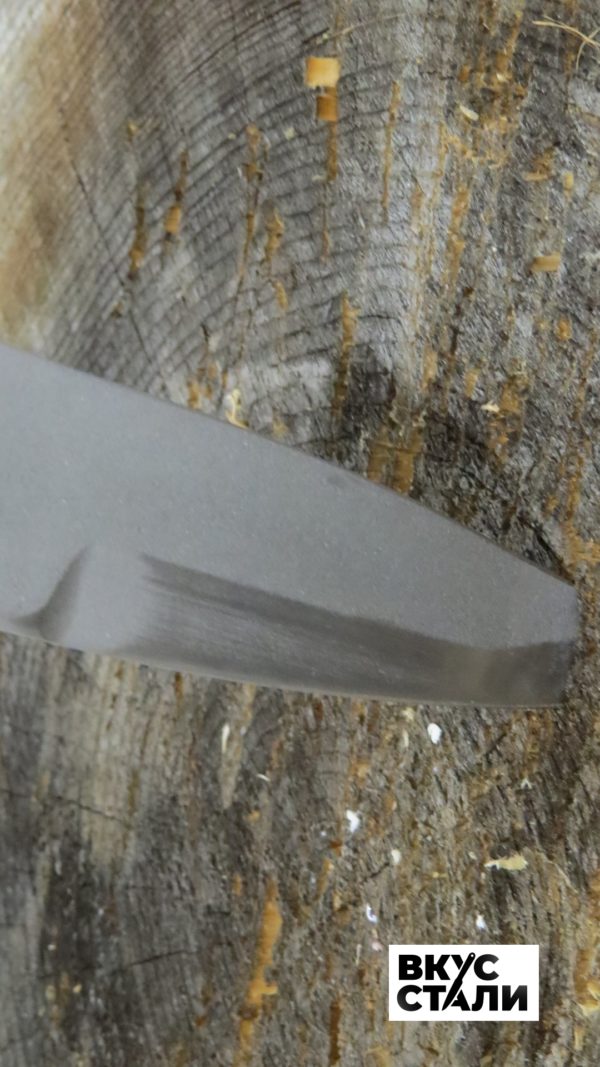 Метательный нож СМН-3 в деревянной мишени вид справа вблизи