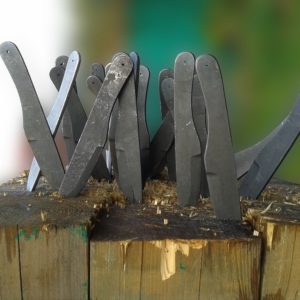 Метательные ножи в деревянной мишени