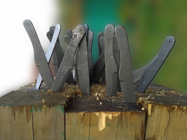 Метательные ножи в деревянной мишени